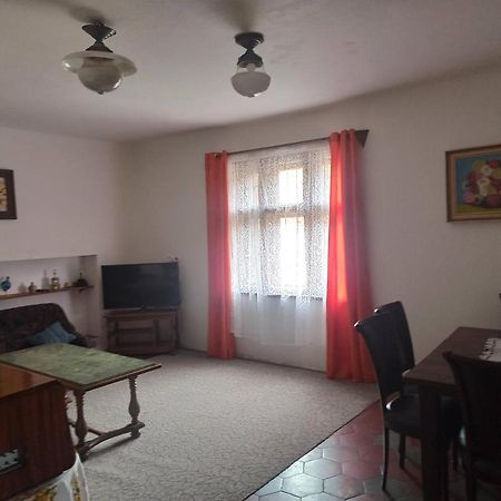 Apartman Menany Bagian luar foto