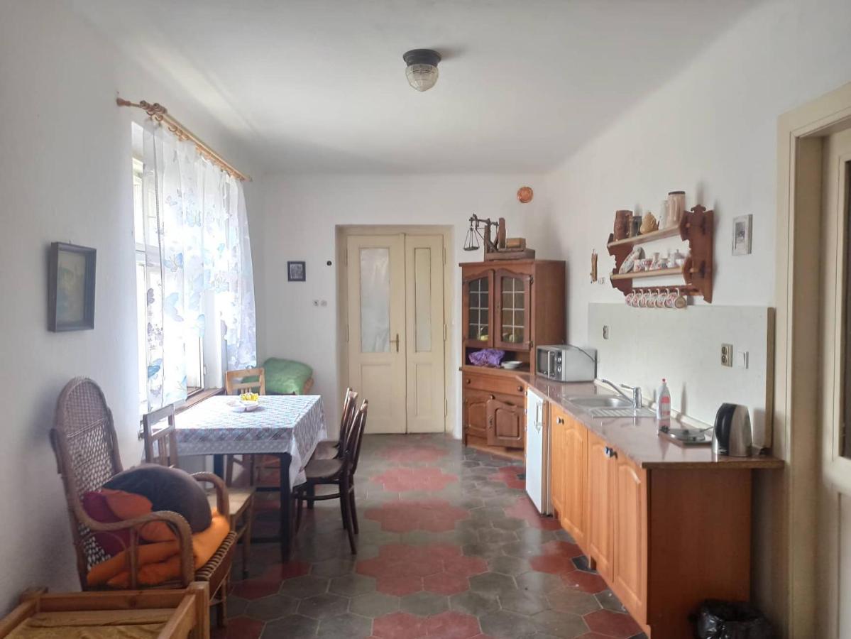 Apartman Menany Bagian luar foto